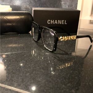 Brand:CHANEL Square Blue Light Glasses
Color:Acetate Black Prescription friendly